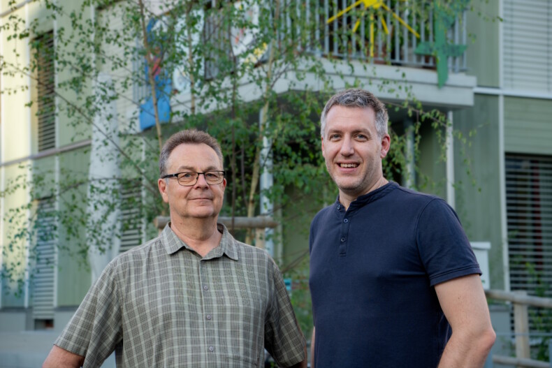 Christian Bollinger (links) und Andreas Hürlimann (rechts) stehen vor der 'Oele51' der Wohnbaugenossenschaft Steinhausen